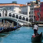 Luxury Apartment Centre. Pool. Beach And Shopping