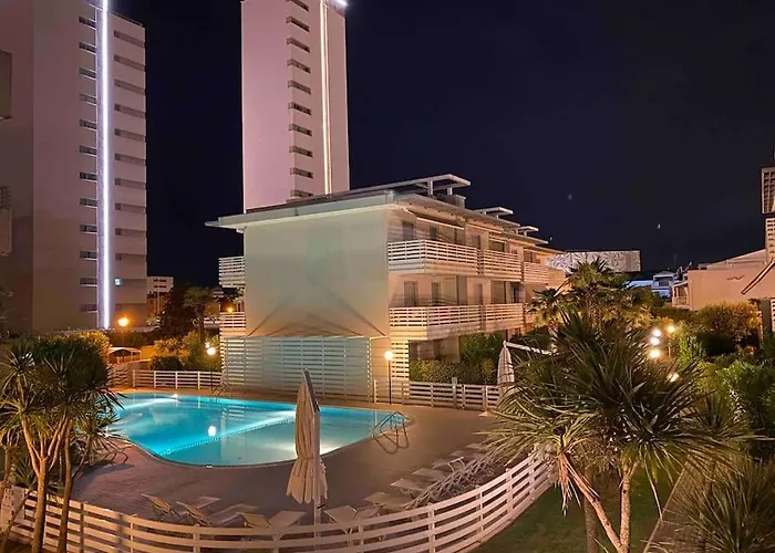 Luxury Apartment Centre. Pool. Beach And Shopping