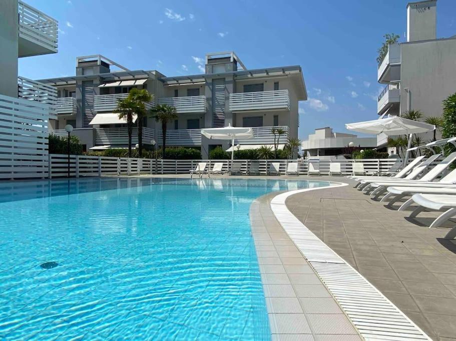 Luxury Centre. Pool. Beach And Shopping